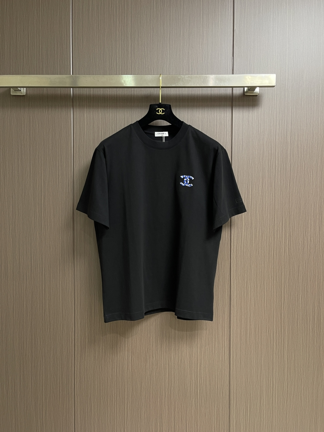 NO:744029,CHANEL three-dimensional contrast embroidery pattern short-sleeved T-shirt, this short-sleeved shirt perfectly combines classic and fashion. It is calm and stylish, showing unique taste. The round neck design is simple and elegant, not picky about the face shape, and can easily adapt to various styles. The fabric is skin-friendly and breathable, comfortable and comfortable to wear, and has a certain stiffness and is not easy to deform. Sizes S-XL,,chanel,T-shirt,tees,t-shirt,19860909CHANEL 立体撞色绣刺绣图案短袖T恤,这款短袖将经典与时尚完美融合.沉稳又不失格调,彰显独特品味.圆领设计简洁大方,不挑脸型,轻松适配各种风格.面料亲肤透气,穿着舒适自在,且有一定挺括感,不易变形.尺码S-XL,,chanel,T-shirt,tees，t-shirt,,Men's clothing