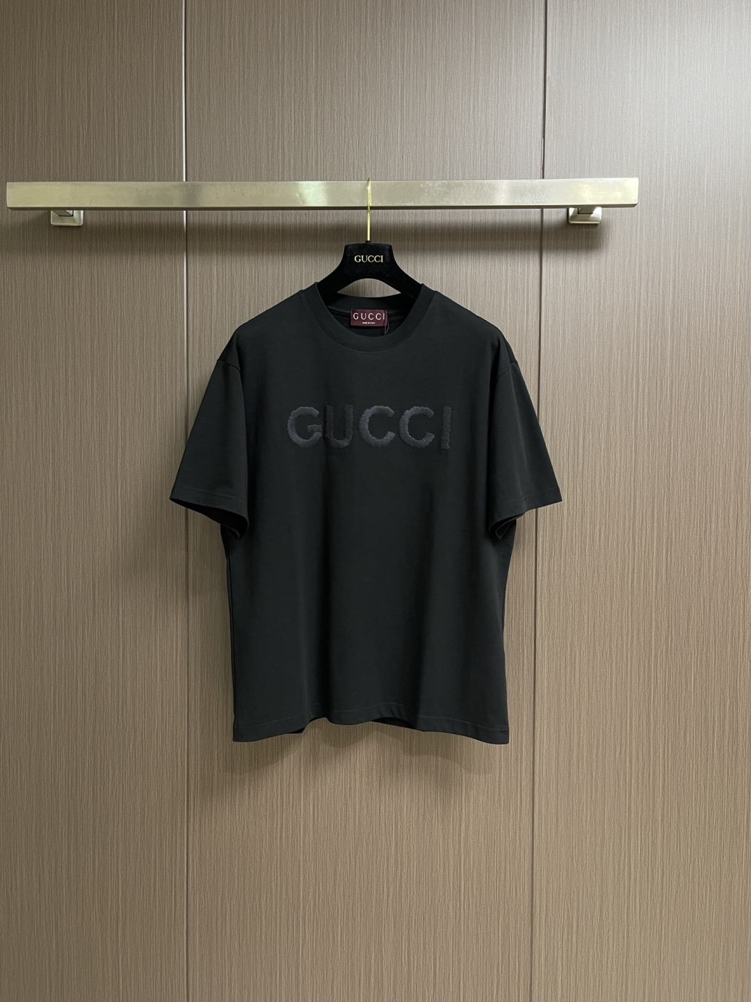 NO:744054,GUCCI  Three-dimensional embroidered short-sleeved T-shirt, made of imported high-count double-strand pure cotton fabric, feels soft and skin-friendly, has excellent moisture absorption, breathability and stiffness, and is not easy to deform after long-term washing; it has a classic round-neck version, and the collar uses double-needle hemming technology, which is durable and not easy to curl, and fits the neck without a sense of restraint; the chest is embellished with the brand's iconic three-dimensional Logo embroidery, which is interwoven with embroidery thread to create particles.  It has texture, rich visual layers, and a luxurious texture in a low-key manner; the body is cut in a simple and neat way, and the dropped shoulder sleeve design weakens the shoulder lines, improving comfort and tolerance; during the sewing process, the side seams and shoulder lines are all made smooth and smooth using overlock sewing technology. Sizes S-XL,, gucci, T-shirt, tees, t-shirt,19860909GUCCI 立体刺绣短袖T恤,采用进口高支双股纯棉面料,触感软糯亲肤,兼具优异的吸湿透气性与挺括度,久洗不易变形；经典圆领版型,领部采用双针包边工艺,耐穿不易卷边,贴合颈部无束缚感；胸前点缀品牌标志性立体Logo刺绣,采用绣线交织出颗粒感肌理,视觉层次丰富,低调中彰显奢华质感；衣身剪裁简约利落,落肩袖型设计弱化肩部线条,提升舒适度与包容性；缝制过程中,侧缝与肩线均采用包缝工艺走线平整流畅.尺码S-XL,,gucci,T-shirt,tees，t-shirt,,Men's clothing
