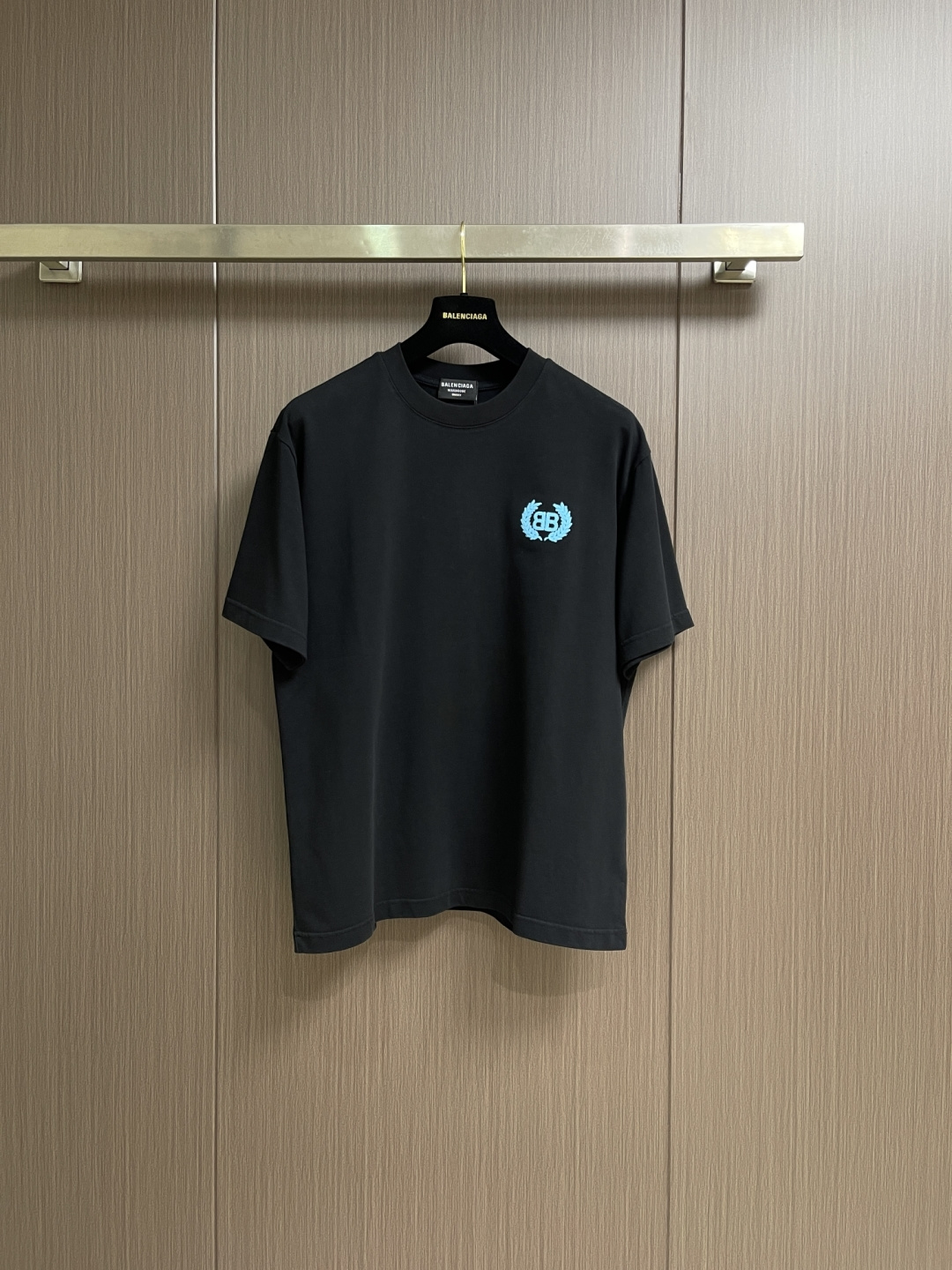 NO:744059,Balenciaga letter embroidered short-sleeved T-shirt. Customized densely woven jersey material. It feels delicate and comfortable against the skin. It adopts imported machine embroidery technology. It uses advanced computer control system and precise mechanical components to realize Balenciaga embroidery work. It has high precision. The lines are smooth and delicate. The fabrics have been washed and have a better hand feel and texture. It is not easy to deform, shrink or fade.  Maintain long-lasting beauty. Sizes S-XL,,balenciaga,T-shirt,tees,t-shirt,19860909Balenciaga 字母刺绣短袖T恤 定制密织平纹针织料 手感细腻 舒适贴肤 采用进口机刺绣工艺 使用先进的计算机控制系统和精密的机械部件实现Balenciaga 刺绣作业 精度高 线条流畅而细腻 面料都经过浇洗 手感质感更佳 不易变形 不易缩水 不易褪色 保持长久的美观.尺码S-XL,,balenciaga,T-shirt,tees，t-shirt,,Men's clothing