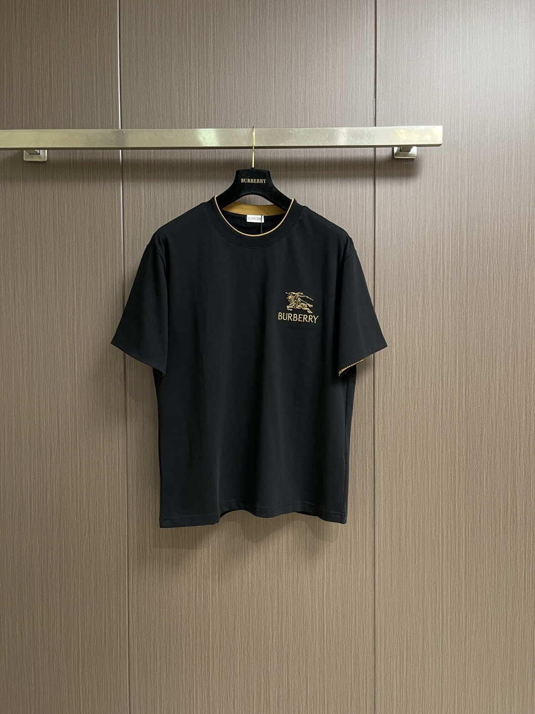 NO:744063,Burberry war horse embroidered short-sleeved T-shirt, made of plain woven cotton, embellished with equestrian knight logo embroidery, adopts a round neck design, showing a slim fit. The overall line is straight and delicate, the fabric is comfortable and soft, the color is consistent and no color difference. It can be matched with the same style to create a fashionable look and control various occasions. Customized accessories, complete with three standards, same style for men and women. Sizes S-XL, burberry, T-shirt, tees, t-shirt,19860909Burberry 战马刺绣短袖T恤,采用平织棉,点缀马术骑士徽标刺绣,采用圆领设计,呈现修身版型.整体走线平直细腻 面料舒适柔软 颜色一致无色差 能与同款搭配营造时尚造型,驾驭各种场合,定制辅料,三标齐全,男女同款.尺码S-XL,,burberry,T-shirt,tees，t-shirt,,Men's clothing