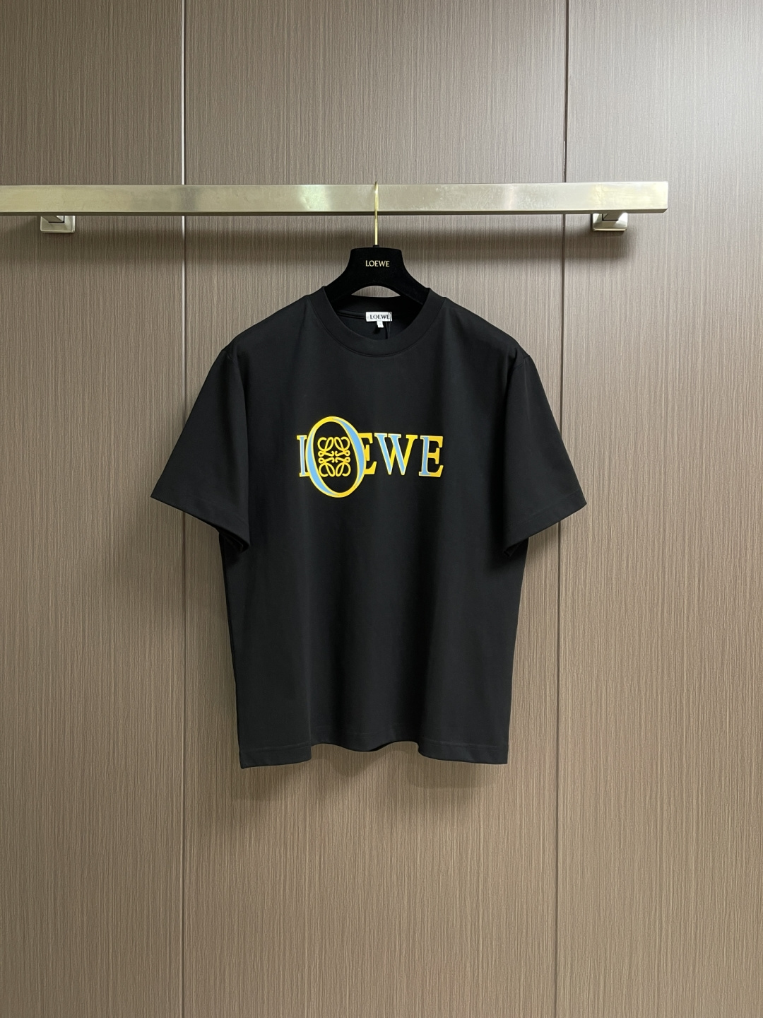 NO:744037,Loewe logo contrasting offset printed logo short-sleeved T-shirt, simple and fresh style, showing high-quality temperament. It is made of 260g combed cotton fabric. The fabric is thick, soft and skin-friendly, soft and delicate, more comfortable and breathable. The feel and texture are impeccable. The chest logo is contrasting and simple, showing high luxury and nobility. Same style for men and women!  Size S-XL,,loewe,T-shirt,tees,t-shirt,19860909Loewe 徽标撞色胶印logo短袖T恤,简约清新风格,彰显出高品格的气质,采用260g精梳棉面料,面料厚实柔软亲肤,松软细腻着身感更舒适透气,手感质感无可挑剔,胸口logo徽标撞色简约 彰显出高奢贵气 男女同款！尺码S-XL,,loewe,T-shirt,tees，t-shirt,,Men's clothing