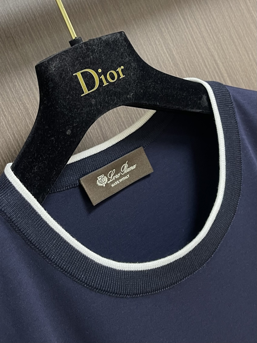 Loro piana LoroPiana 撞色镶边假两件叠穿莫代尔丝光棉圆领短袖t恤，延续一贯地低调但高