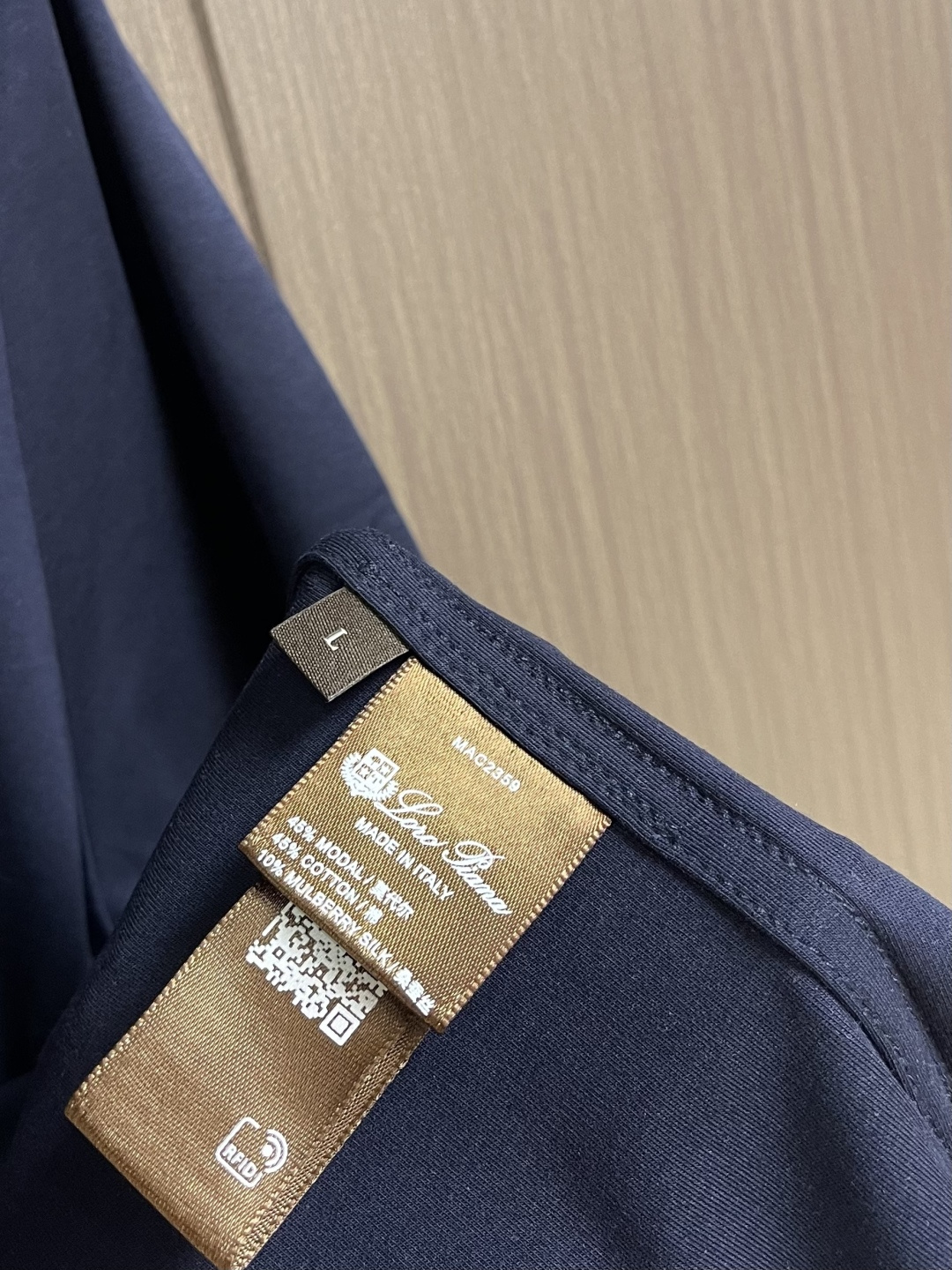 Loro piana LoroPiana 撞色镶边假两件叠穿莫代尔丝光棉圆领短袖t恤，延续一贯地低调但高