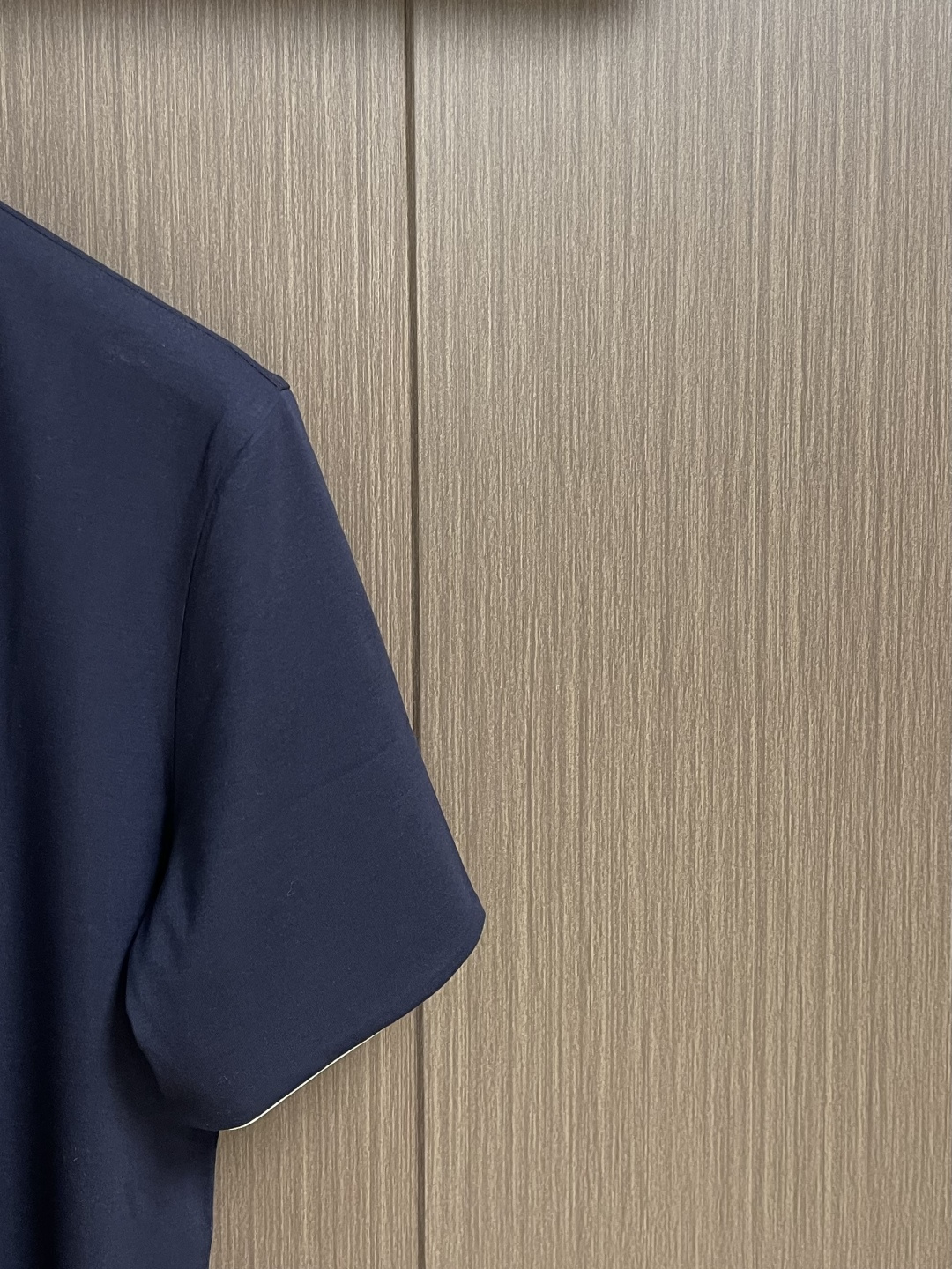 Loro piana LoroPiana 撞色镶边假两件叠穿莫代尔丝光棉圆领短袖t恤，延续一贯地低调但高