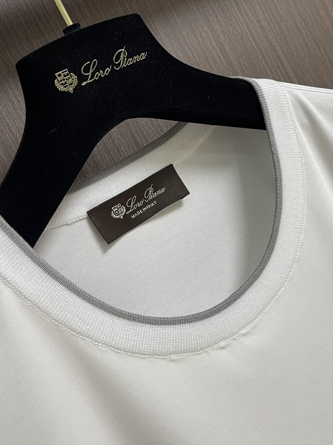 Loro piana LoroPiana 撞色镶边假两件叠穿莫代尔丝光棉圆领短袖t恤，延续一贯地低调但高