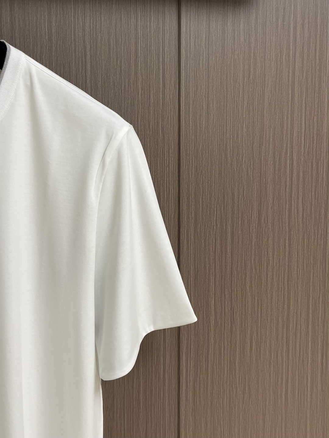 Loro piana LoroPiana 撞色镶边假两件叠穿莫代尔丝光棉圆领短袖t恤，延续一贯地低调但高