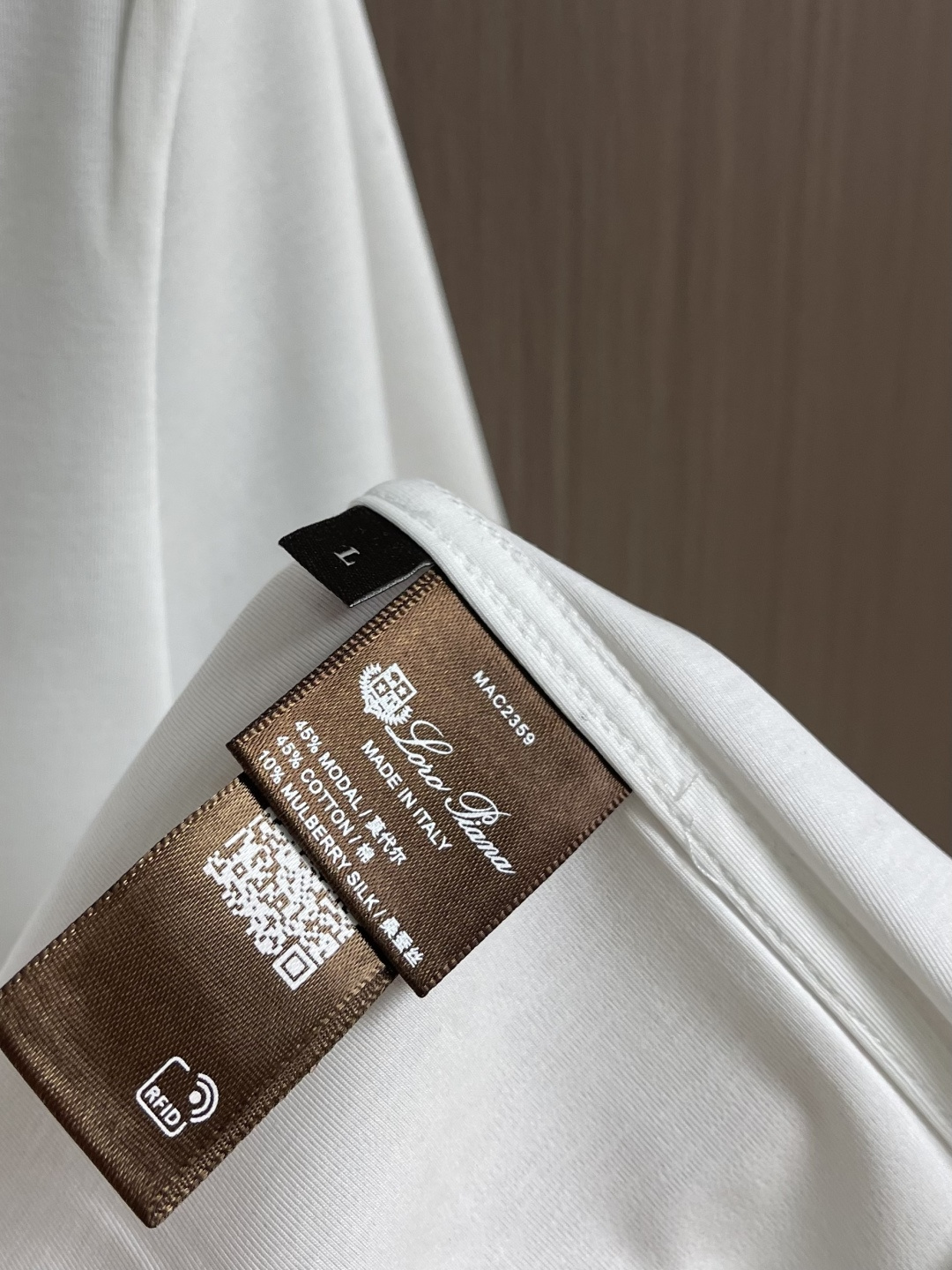 Loro piana LoroPiana 撞色镶边假两件叠穿莫代尔丝光棉圆领短袖t恤，延续一贯地低调但高