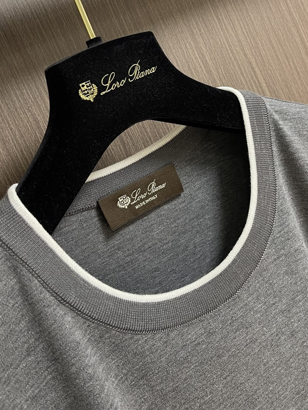 Loro piana LoroPiana 撞色镶边假两件叠穿莫代尔丝光棉圆领短袖t恤，延续一贯地低调但高