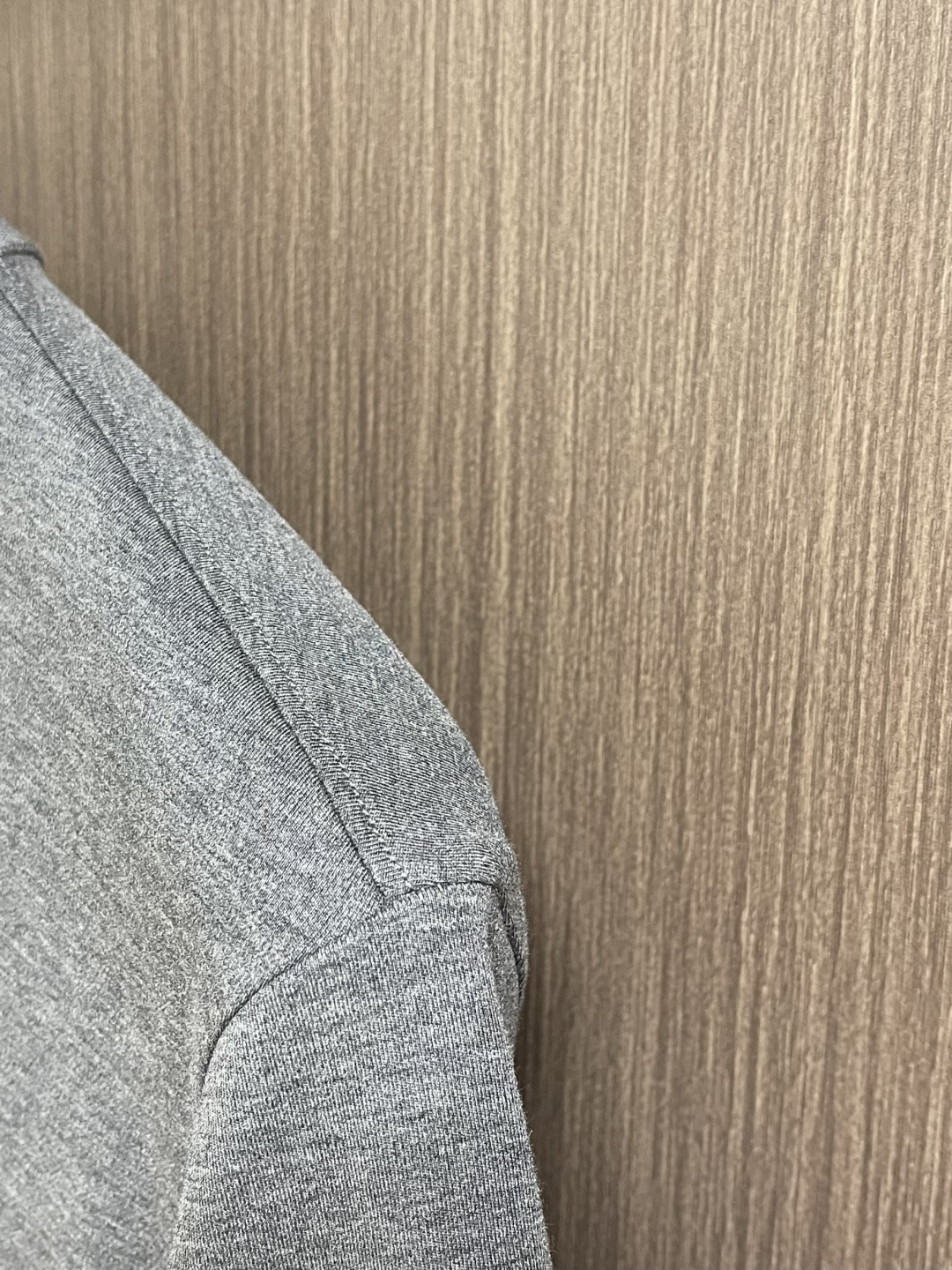 Loro piana LoroPiana 撞色镶边假两件叠穿莫代尔丝光棉圆领短袖t恤，延续一贯地低调但高