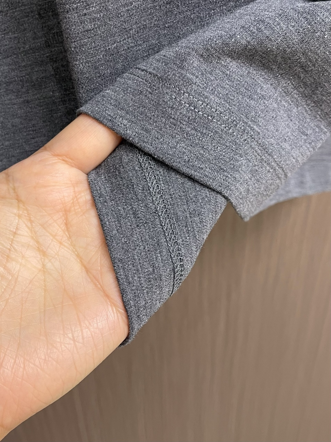 Loro piana LoroPiana 撞色镶边假两件叠穿莫代尔丝光棉圆领短袖t恤，延续一贯地低调但高