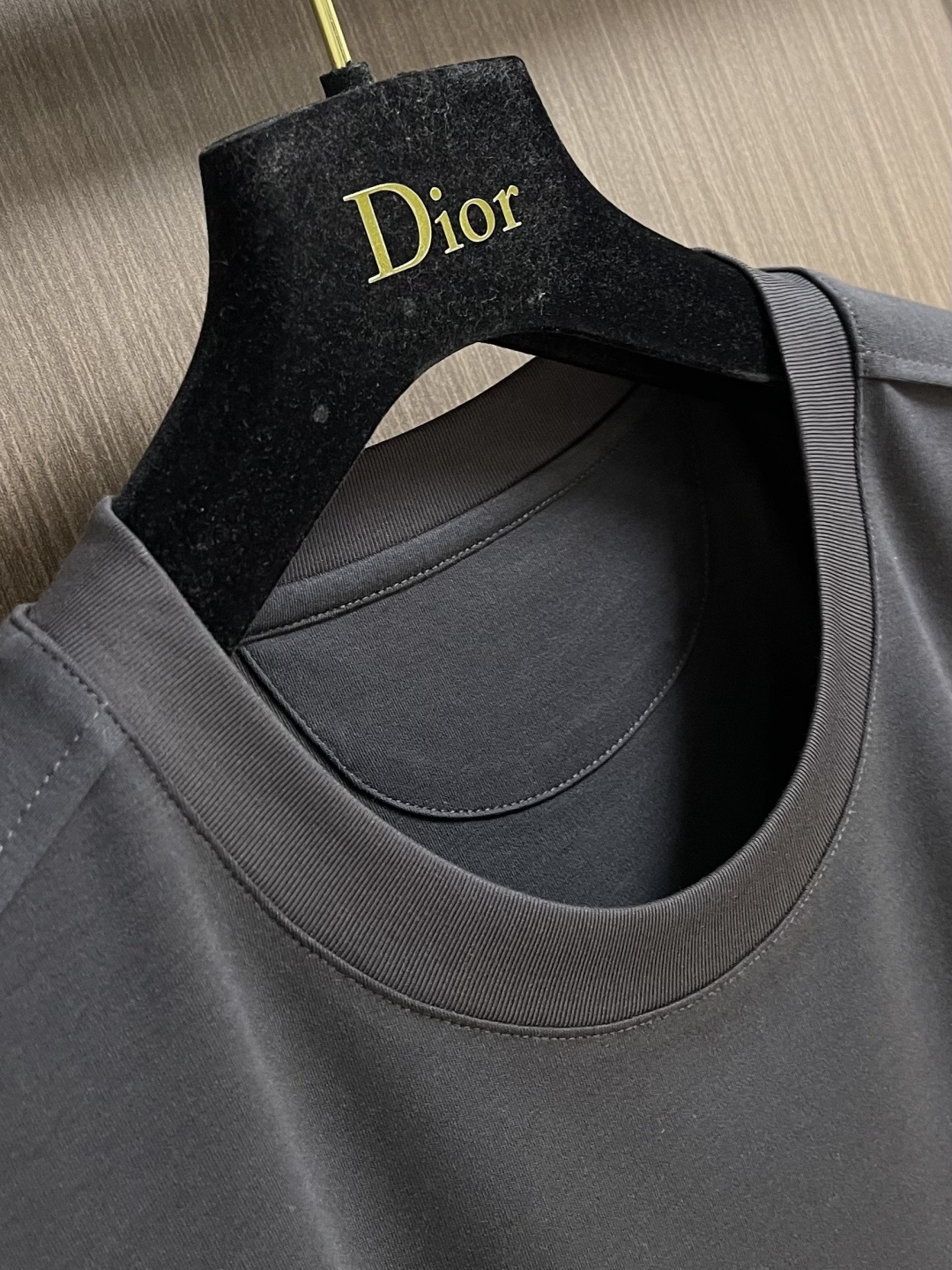 Dior 蜜蜂刺绣丝棉定织短袖T恤，清爽透气！将优雅与精致完美融合。甄选轻柔面料，触感细腻，带来亲肤舒适