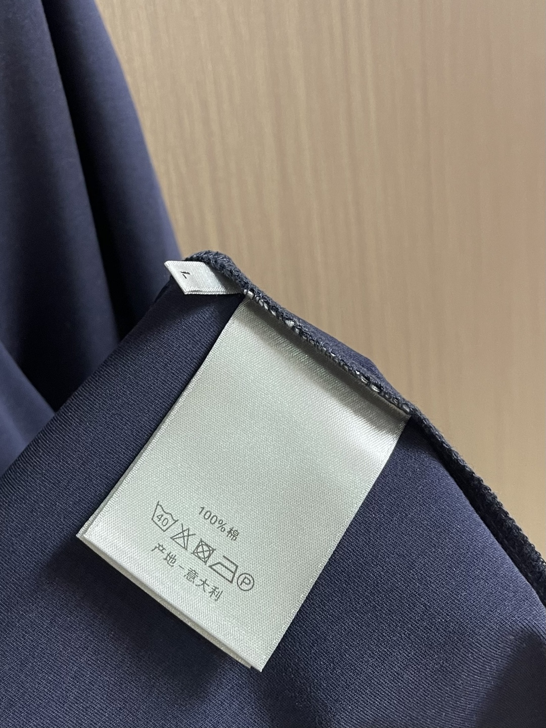 Dior 蜜蜂刺绣丝棉定织短袖T恤，清爽透气！将优雅与精致完美融合。甄选轻柔面料，触感细腻，带来亲肤舒适