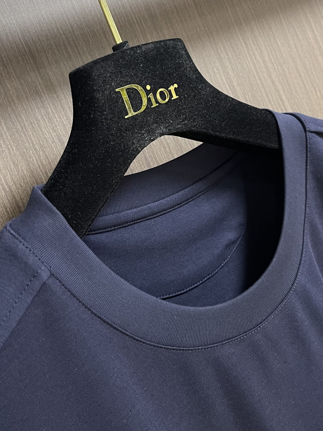 Dior 蜜蜂刺绣丝棉定织短袖T恤，清爽透气！将优雅与精致完美融合。甄选轻柔面料，触感细腻，带来亲肤舒适