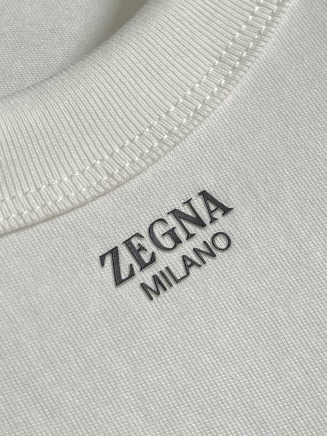 Zegna 杰尼亚2026ss新款圆领短袖T恤，定制新疆长绒棉面料，胶印logo标识 高弹面料、久穿不易