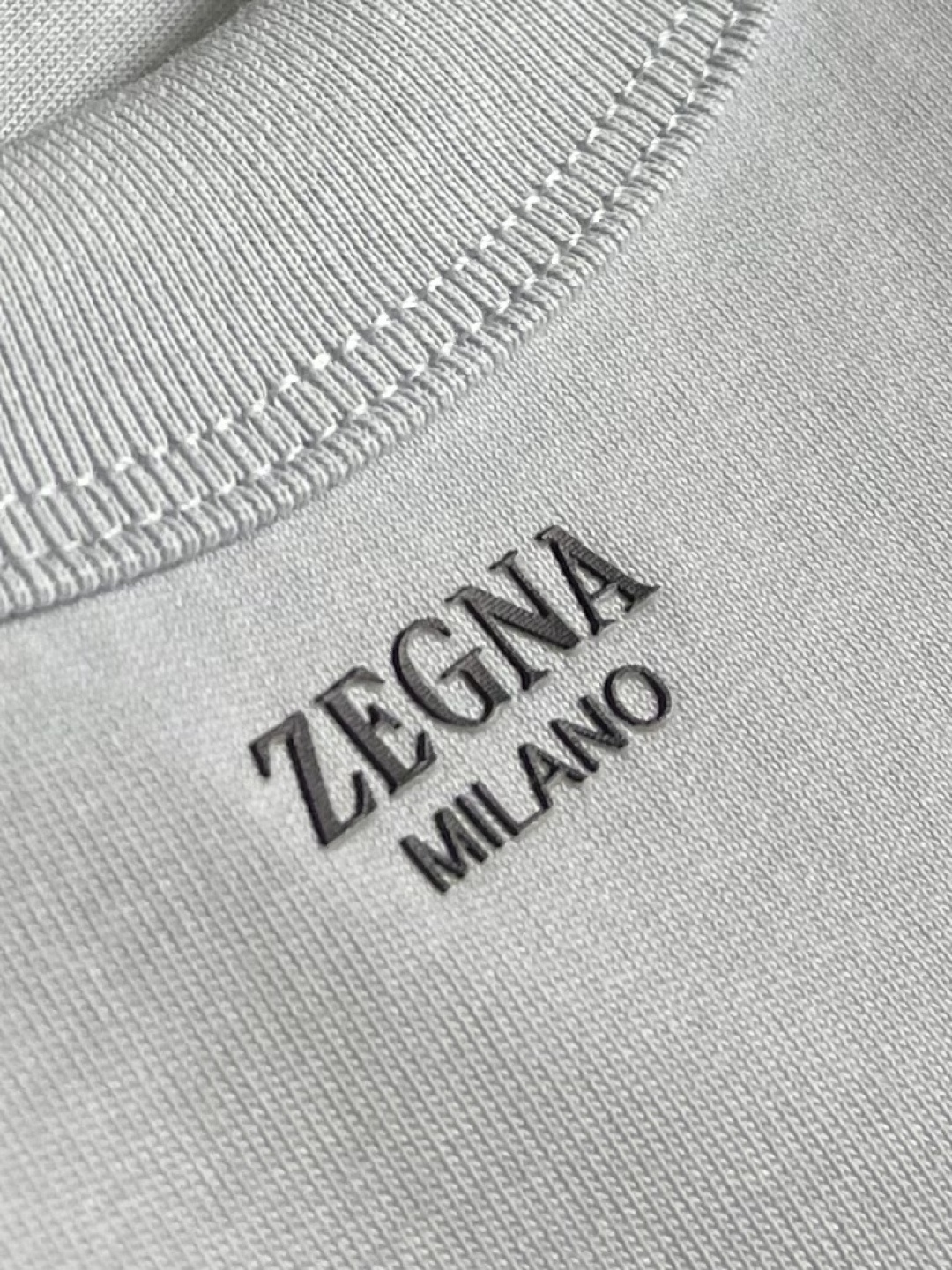 Zegna 杰尼亚2026ss新款圆领短袖T恤，定制新疆长绒棉面料，胶印logo标识 高弹面料、久穿不易