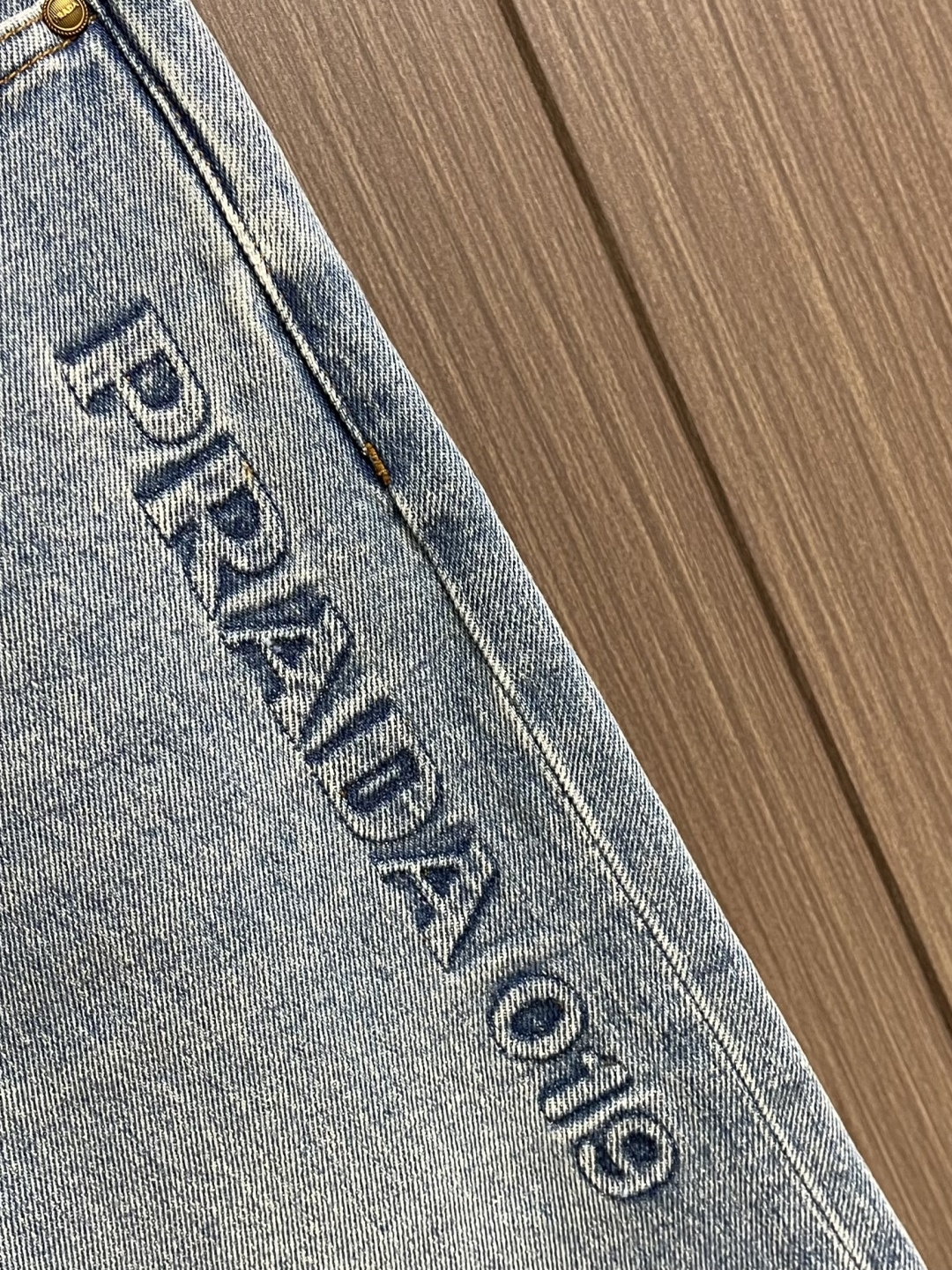 Prada 2026SS早春新款品牌标识牛仔裤 原版定制复刻 客供五金辅料 原单品质 进口牛仔面料重工洗