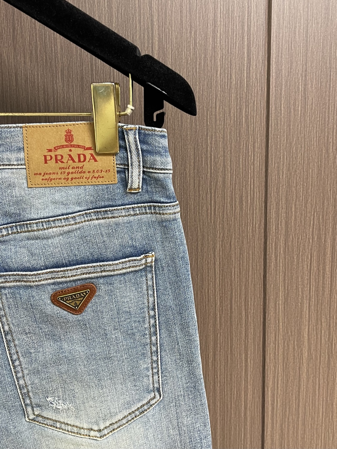 Prada 三角标识牛仔裤 定制复刻 客供五金辅料 原单品质 进口牛仔面料重工洗水 做工走线精细 上身绝