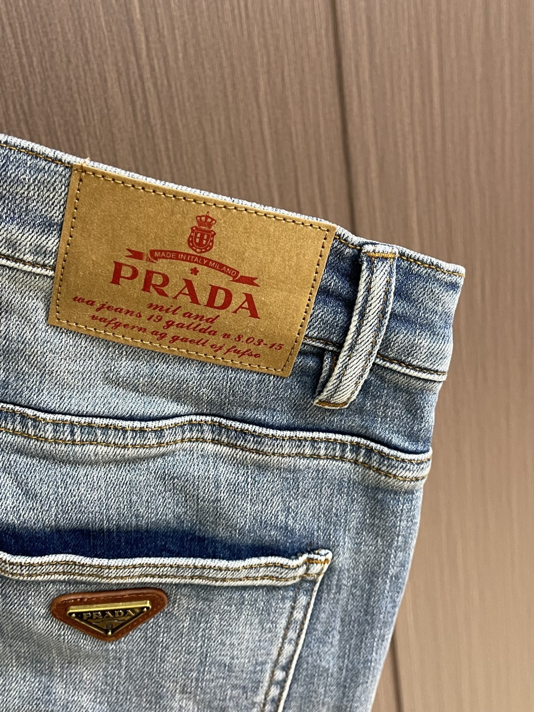 Prada 三角标识牛仔裤 定制复刻 客供五金辅料 原单品质 进口牛仔面料重工洗水 做工走线精细 上身绝