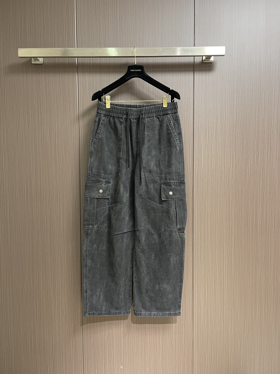 BV 蜡洗双口袋工装牛仔裤，当极简主义遇上工装基因，这条重新定义了日常穿搭的高级感。蜡洗做旧工艺：采用意