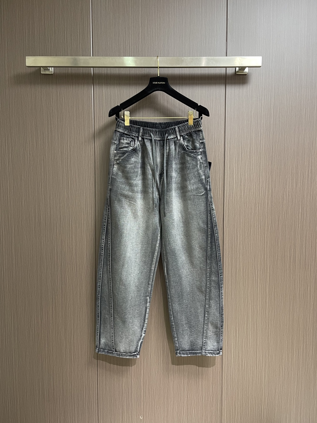 Prada 2026SS早春新款牛仔裤，经典舒适百搭基础通勤牛仔裤款 怎么搭配都会很帅气 采用100%纯