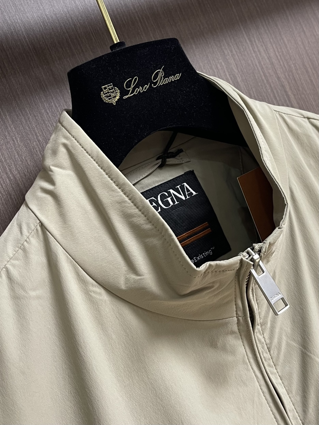 Zegna 立领夹克外套。甄选优质面料，手感细腻顺滑，轻盈有光泽计。简约设计，实用又时髦。适合多种体型。