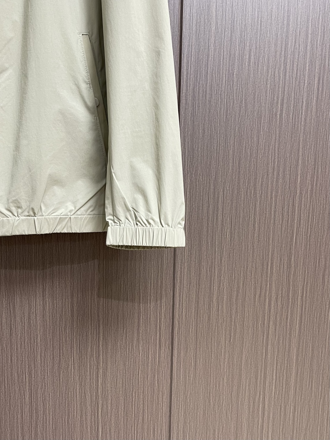 Zegna 立领夹克外套。甄选优质面料，手感细腻顺滑，轻盈有光泽计。简约设计，实用又时髦。适合多种体型。