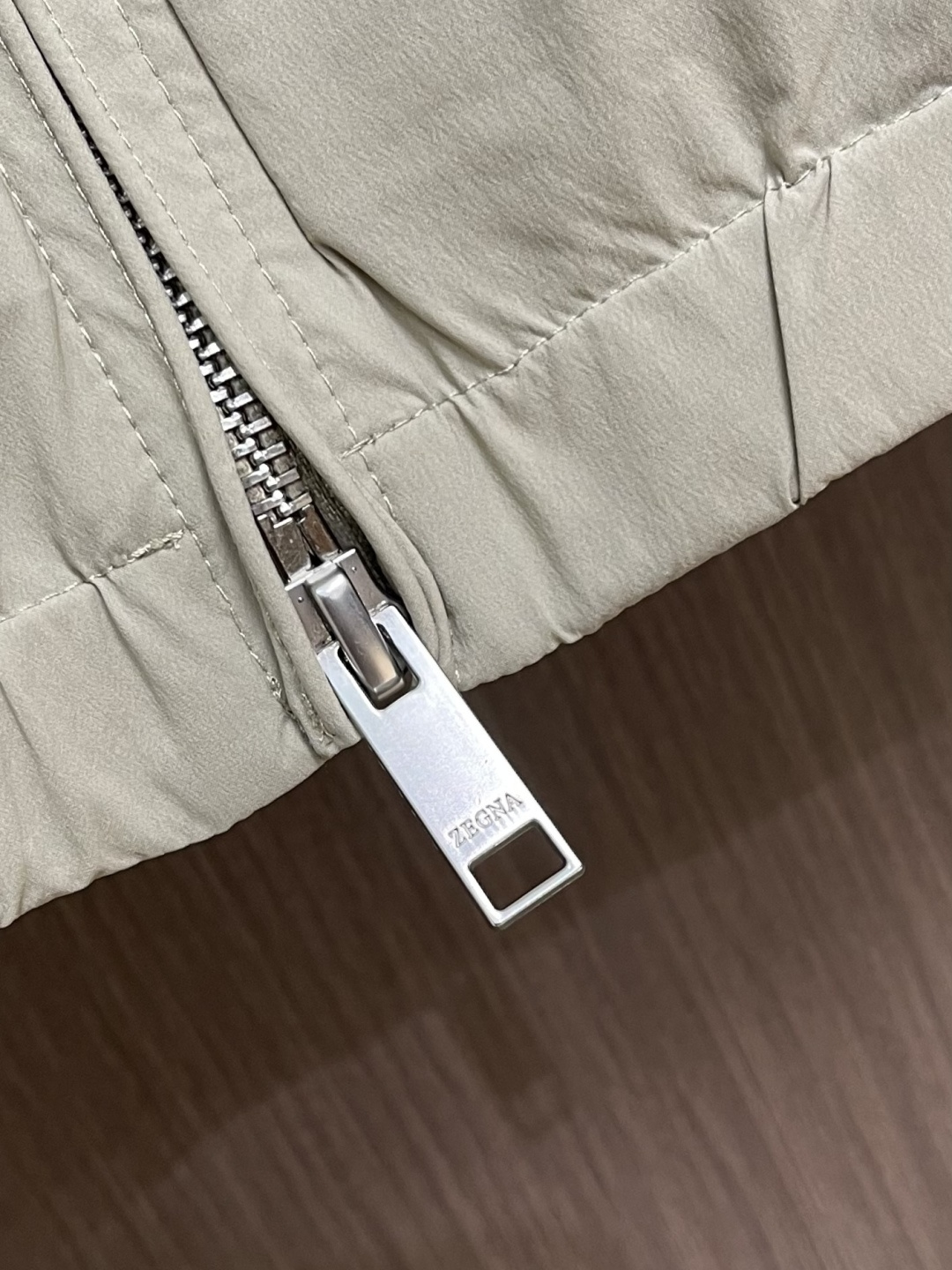 Zegna 立领夹克外套。甄选优质面料，手感细腻顺滑，轻盈有光泽计。简约设计，实用又时髦。适合多种体型。