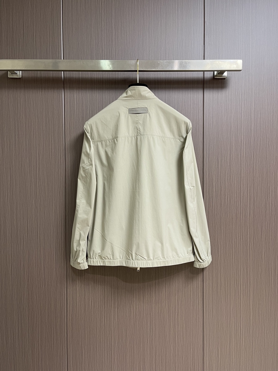 Zegna 立领夹克外套。甄选优质面料，手感细腻顺滑，轻盈有光泽计。简约设计，实用又时髦。适合多种体型。