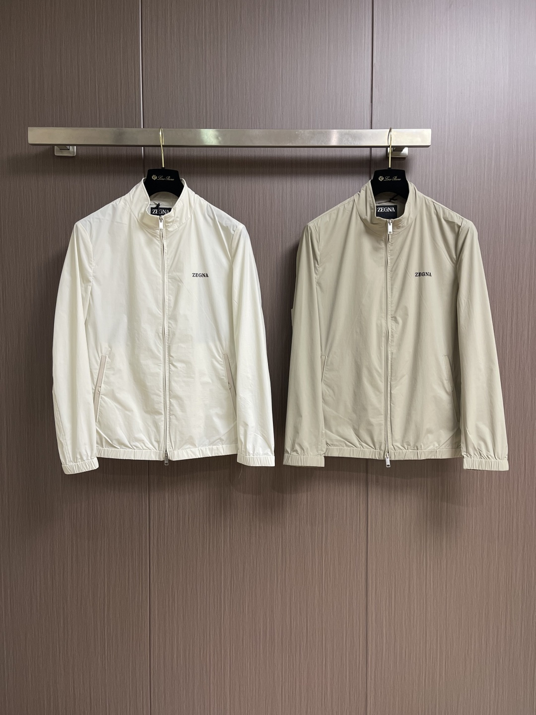 Zegna 立领夹克外套。甄选优质面料，手感细腻顺滑，轻盈有光泽计。简约设计，实用又时髦。适合多种体型。