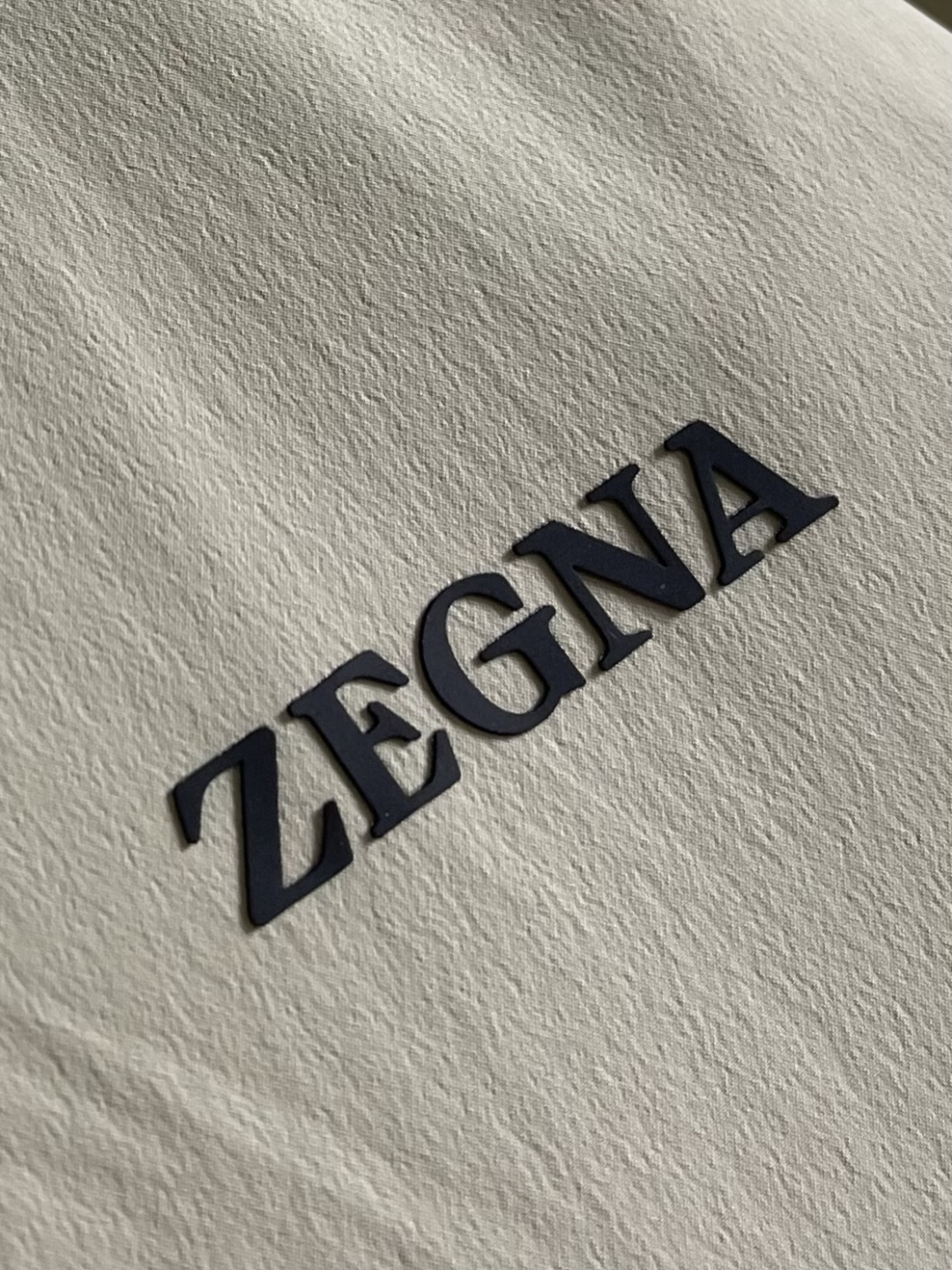 Zegna 立领夹克外套。甄选优质面料，手感细腻顺滑，轻盈有光泽计。简约设计，实用又时髦。适合多种体型。
