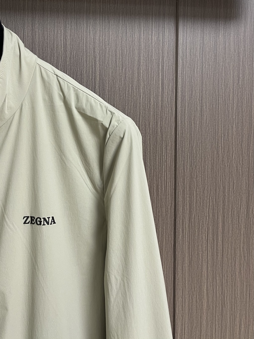 Zegna 立领夹克外套。甄选优质面料，手感细腻顺滑，轻盈有光泽计。简约设计，实用又时髦。适合多种体型。