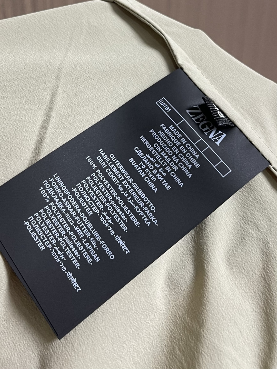 Zegna 立领夹克外套。甄选优质面料，手感细腻顺滑，轻盈有光泽计。简约设计，实用又时髦。适合多种体型。
