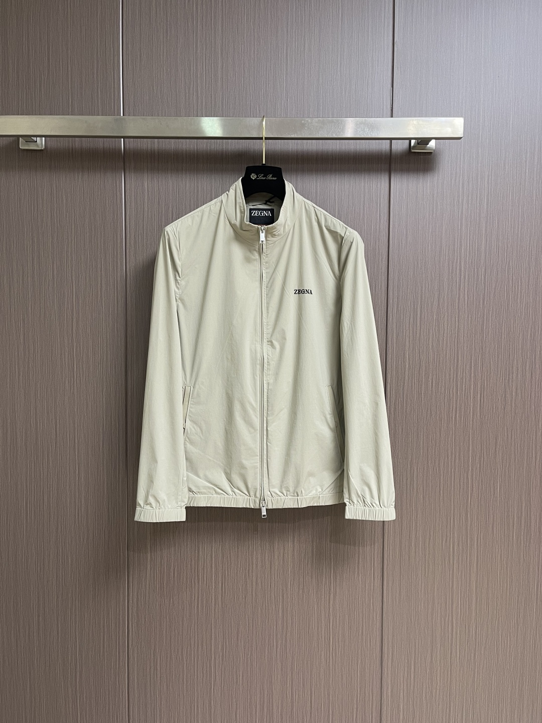Zegna 立领夹克外套。甄选优质面料，手感细腻顺滑，轻盈有光泽计。简约设计，实用又时髦。适合多种体型。
