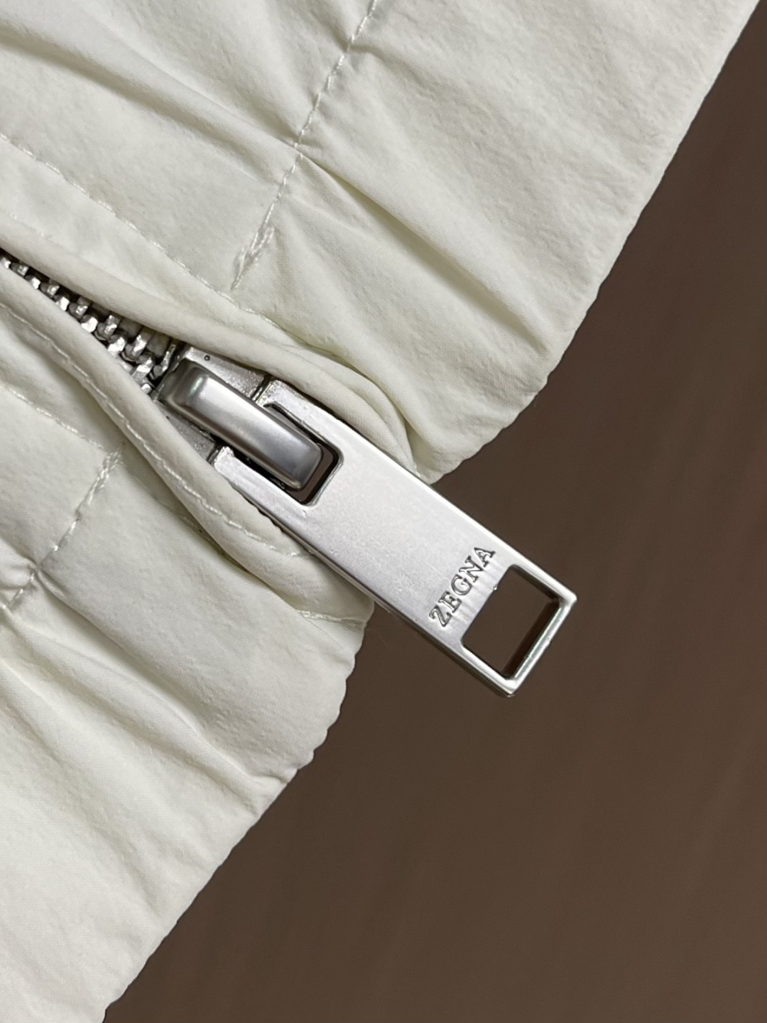 Zegna 立领夹克外套。甄选优质面料，手感细腻顺滑，轻盈有光泽计。简约设计，实用又时髦。适合多种体型。