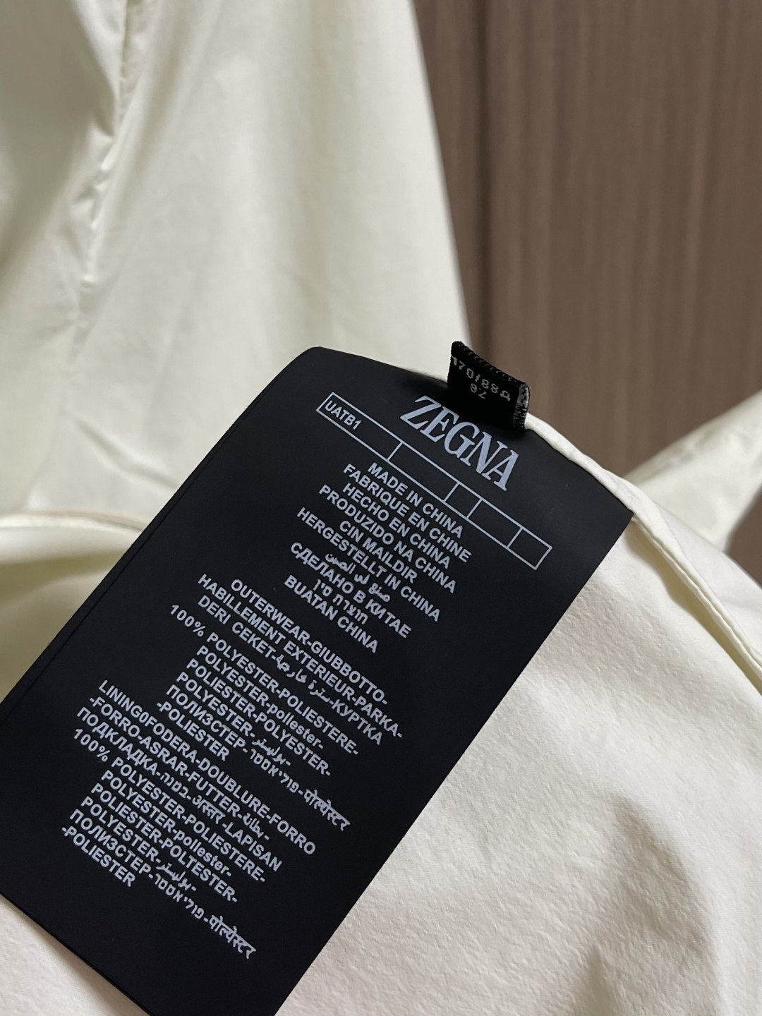 Zegna 立领夹克外套。甄选优质面料，手感细腻顺滑，轻盈有光泽计。简约设计，实用又时髦。适合多种体型。