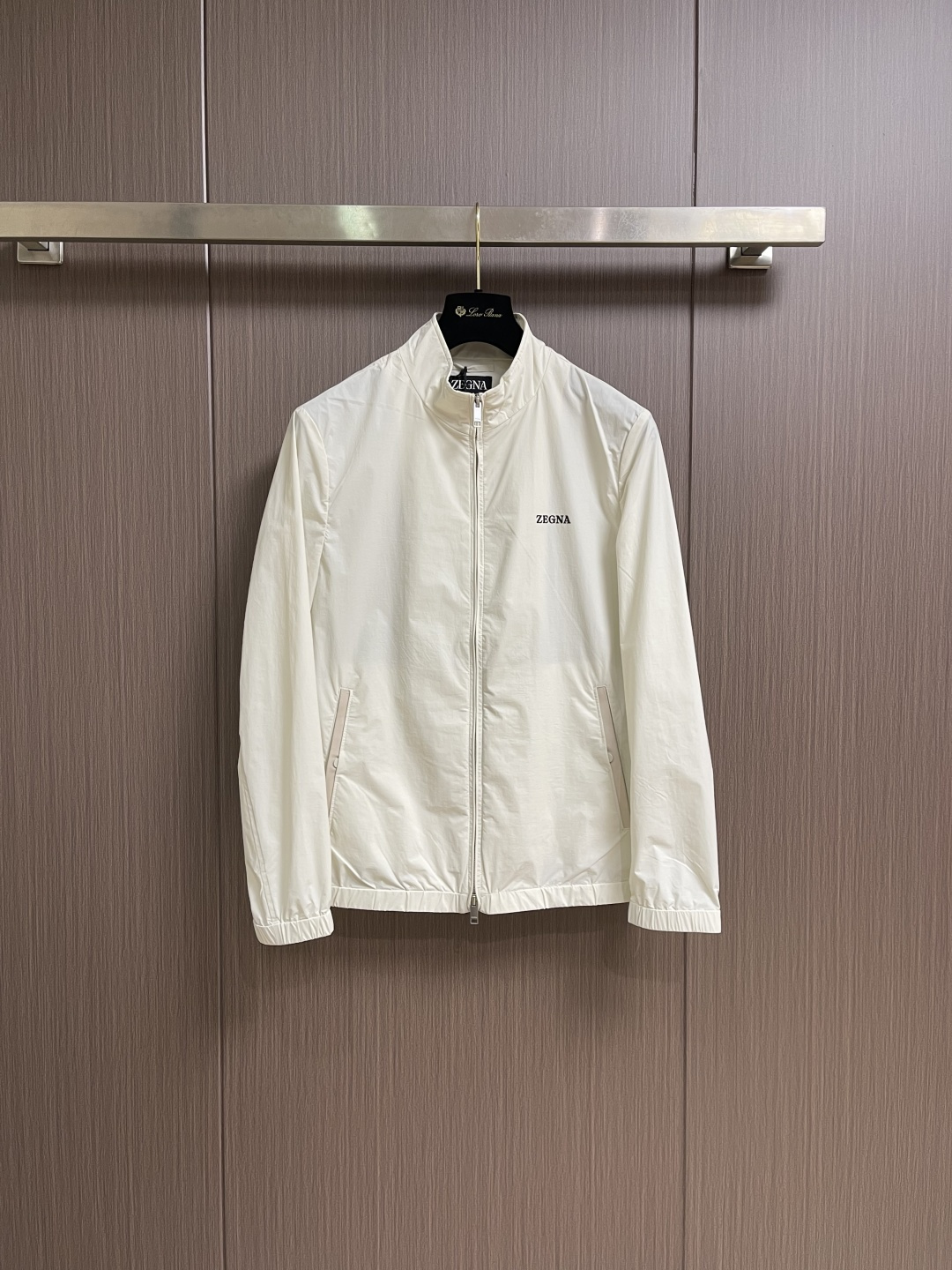 Zegna 立领夹克外套。甄选优质面料，手感细腻顺滑，轻盈有光泽计。简约设计，实用又时髦。适合多种体型。