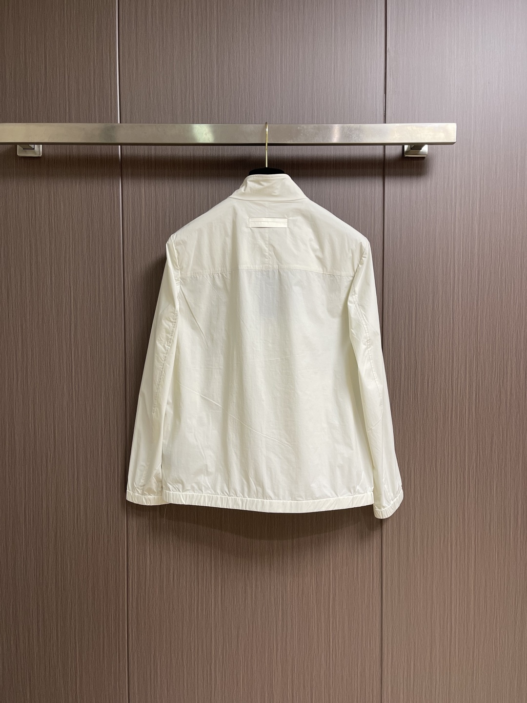 Zegna 立领夹克外套。甄选优质面料，手感细腻顺滑，轻盈有光泽计。简约设计，实用又时髦。适合多种体型。