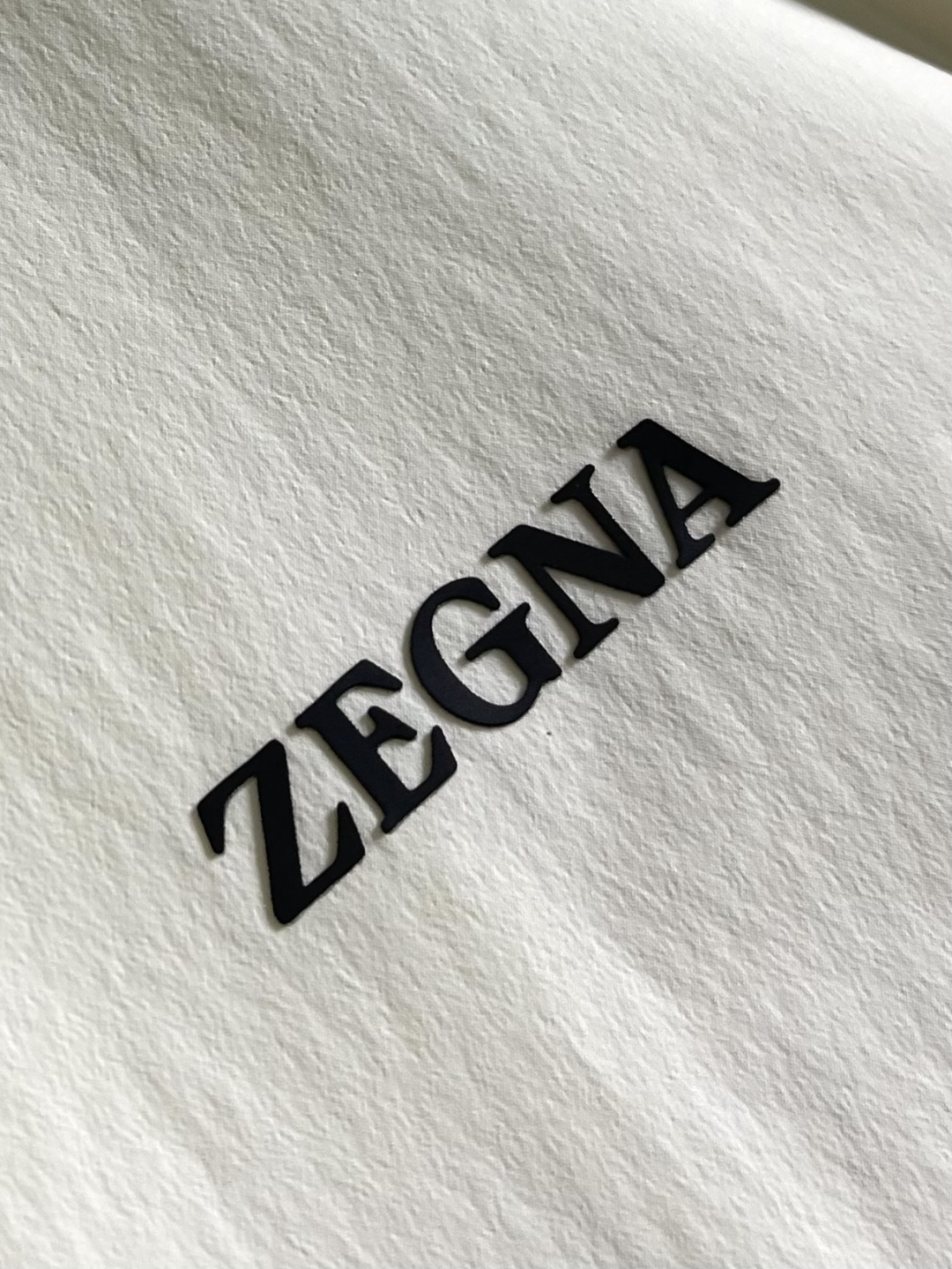 Zegna 立领夹克外套。甄选优质面料，手感细腻顺滑，轻盈有光泽计。简约设计，实用又时髦。适合多种体型。