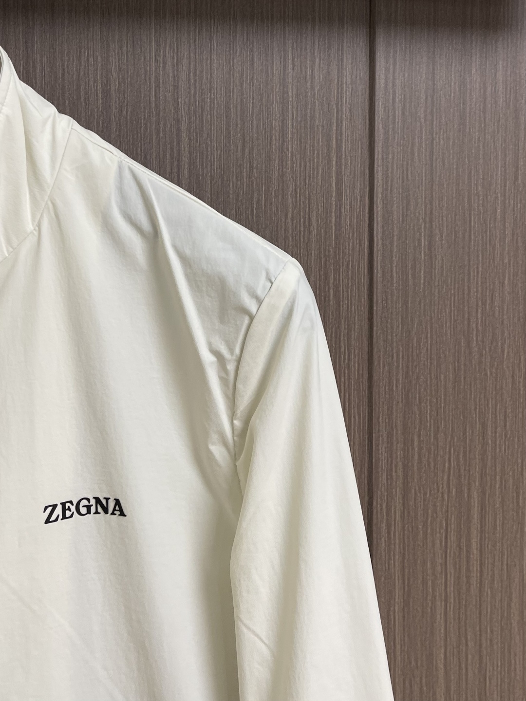 Zegna 立领夹克外套。甄选优质面料，手感细腻顺滑，轻盈有光泽计。简约设计，实用又时髦。适合多种体型。