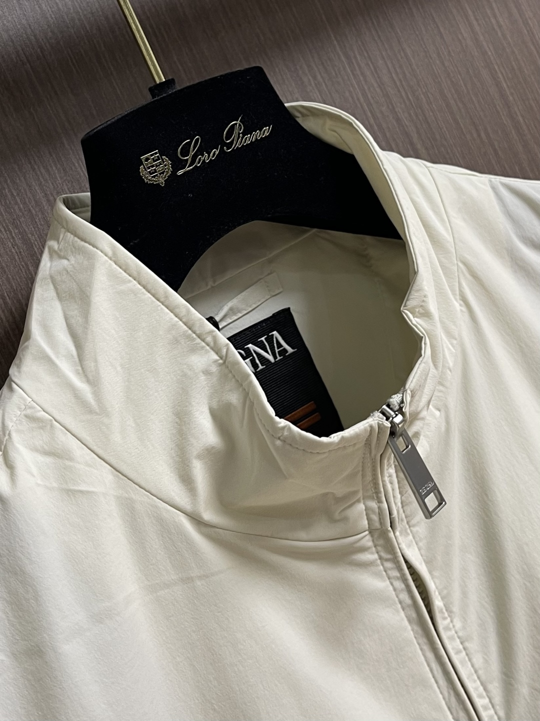 Zegna 立领夹克外套。甄选优质面料，手感细腻顺滑，轻盈有光泽计。简约设计，实用又时髦。适合多种体型。