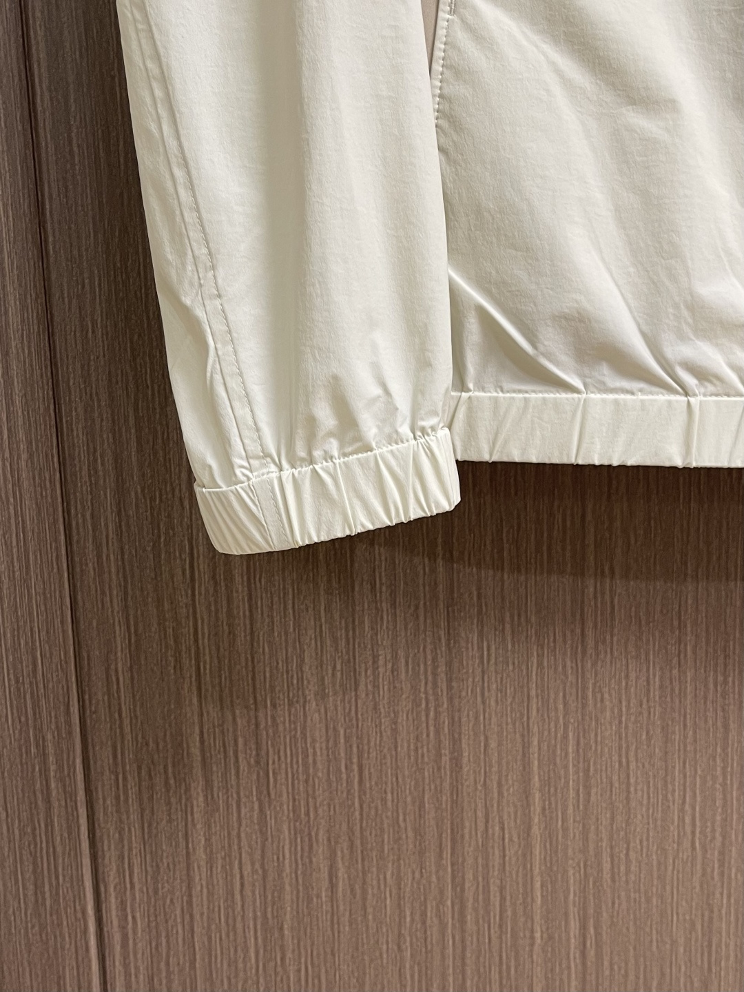 Zegna 立领夹克外套。甄选优质面料，手感细腻顺滑，轻盈有光泽计。简约设计，实用又时髦。适合多种体型。