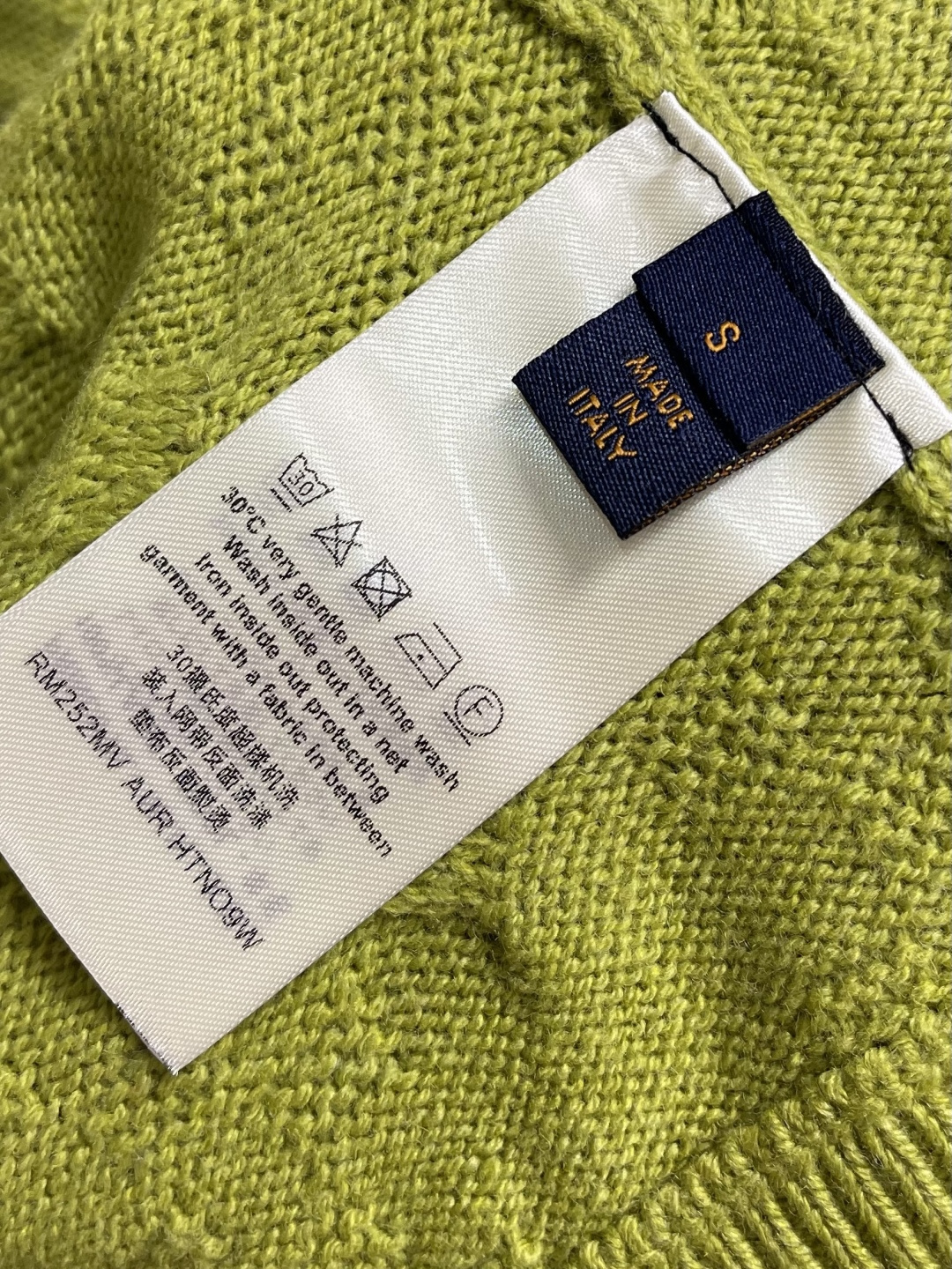 LV 绞花针织毛衣外套，采用进口特供羊毛面料，绒感细腻亲肤，兼具出色的保暖性与柔软垂坠感，贴身穿毫无束缚