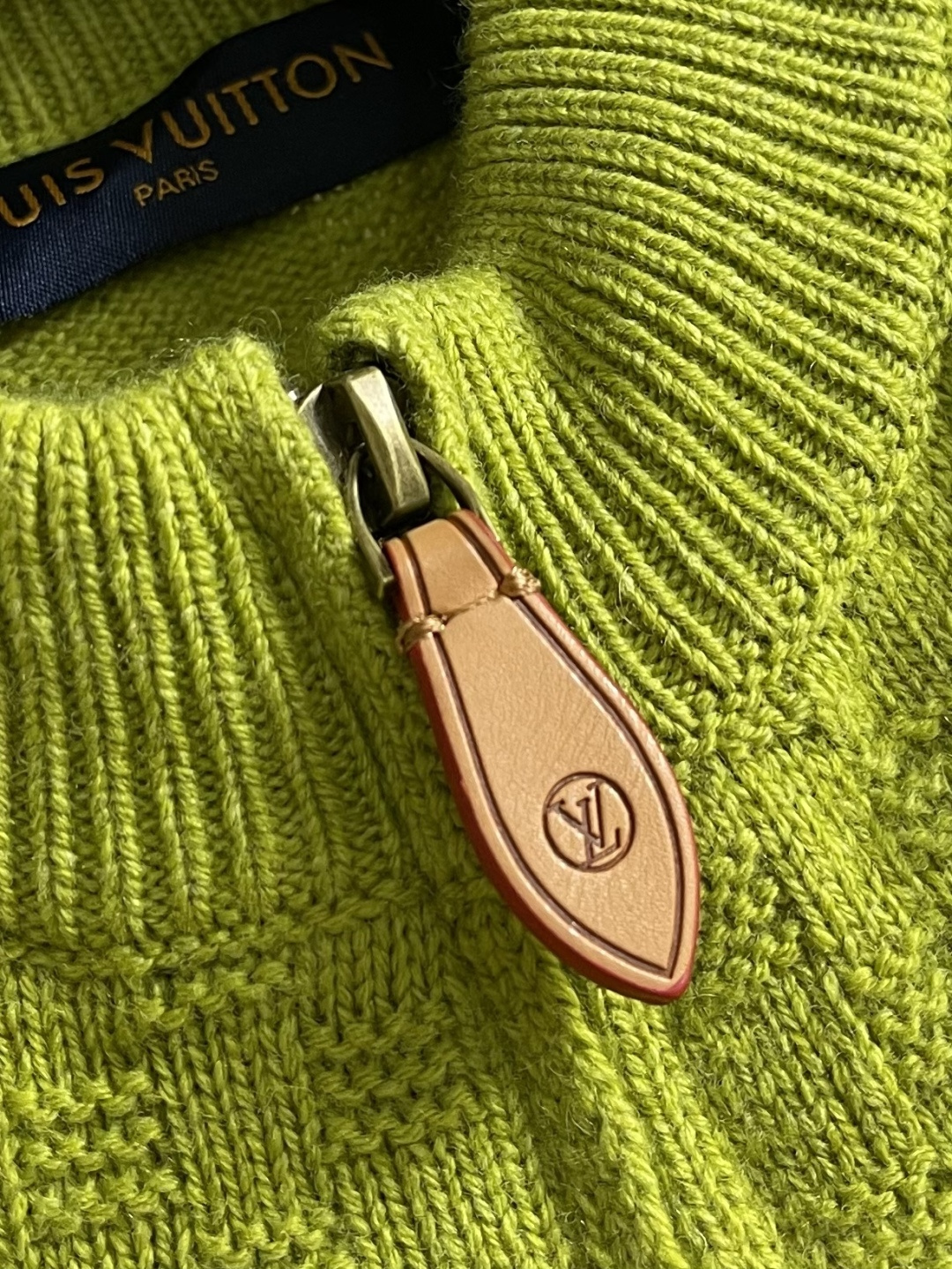 LV 绞花针织毛衣外套，采用进口特供羊毛面料，绒感细腻亲肤，兼具出色的保暖性与柔软垂坠感，贴身穿毫无束缚