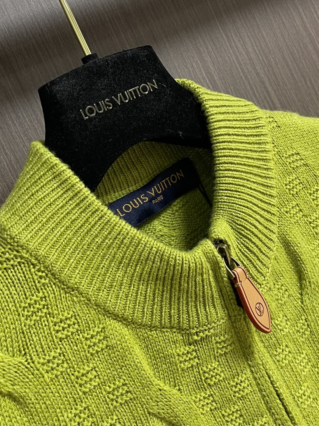 LV 绞花针织毛衣外套，采用进口特供羊毛面料，绒感细腻亲肤，兼具出色的保暖性与柔软垂坠感，贴身穿毫无束缚