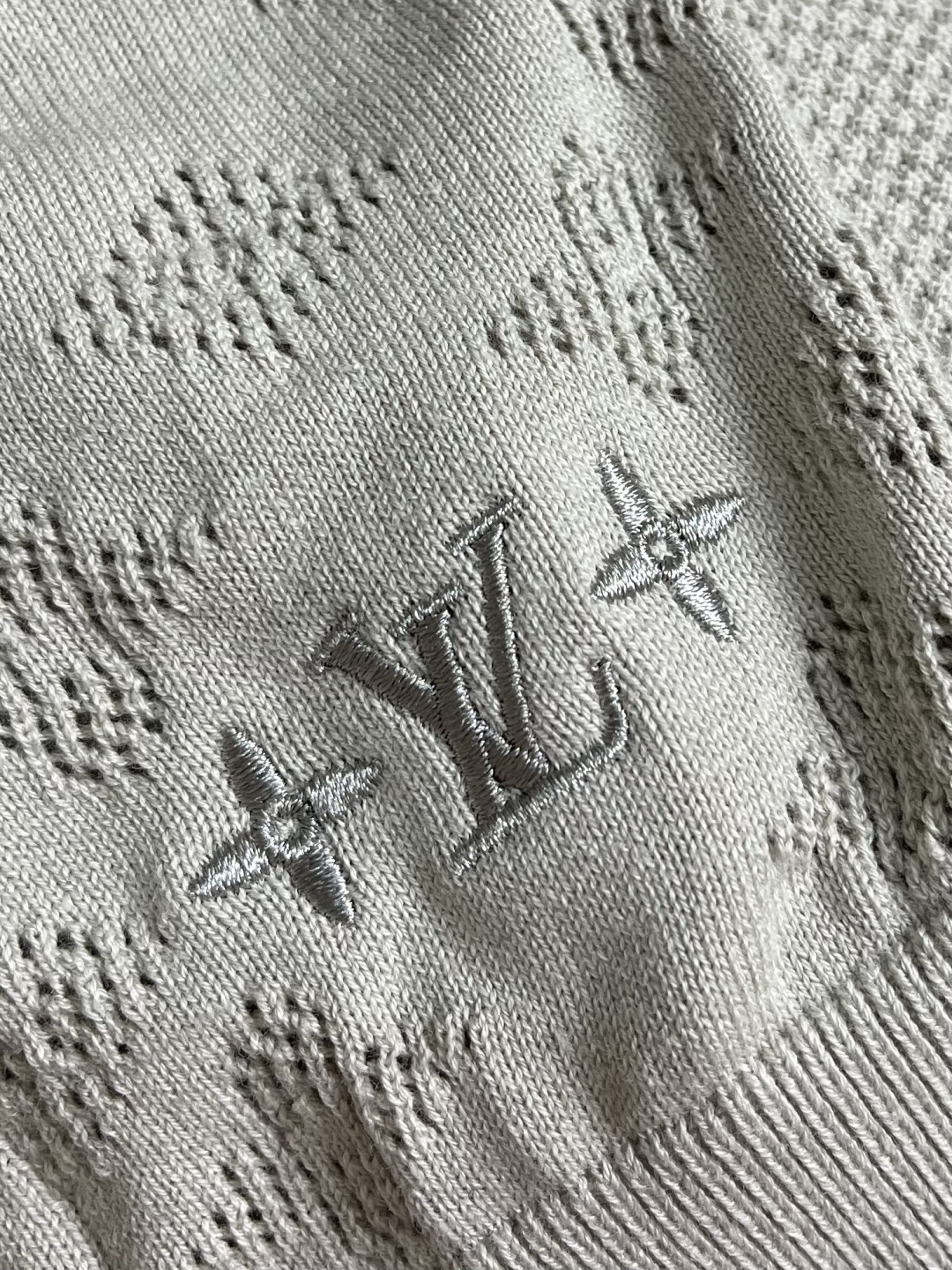 LV 字母穿孔提花拼接针织开衫毛衣，这款V领针织开衫甄选优质混纺羊毛纱线，经精密针织工艺打造，兼具软糯亲