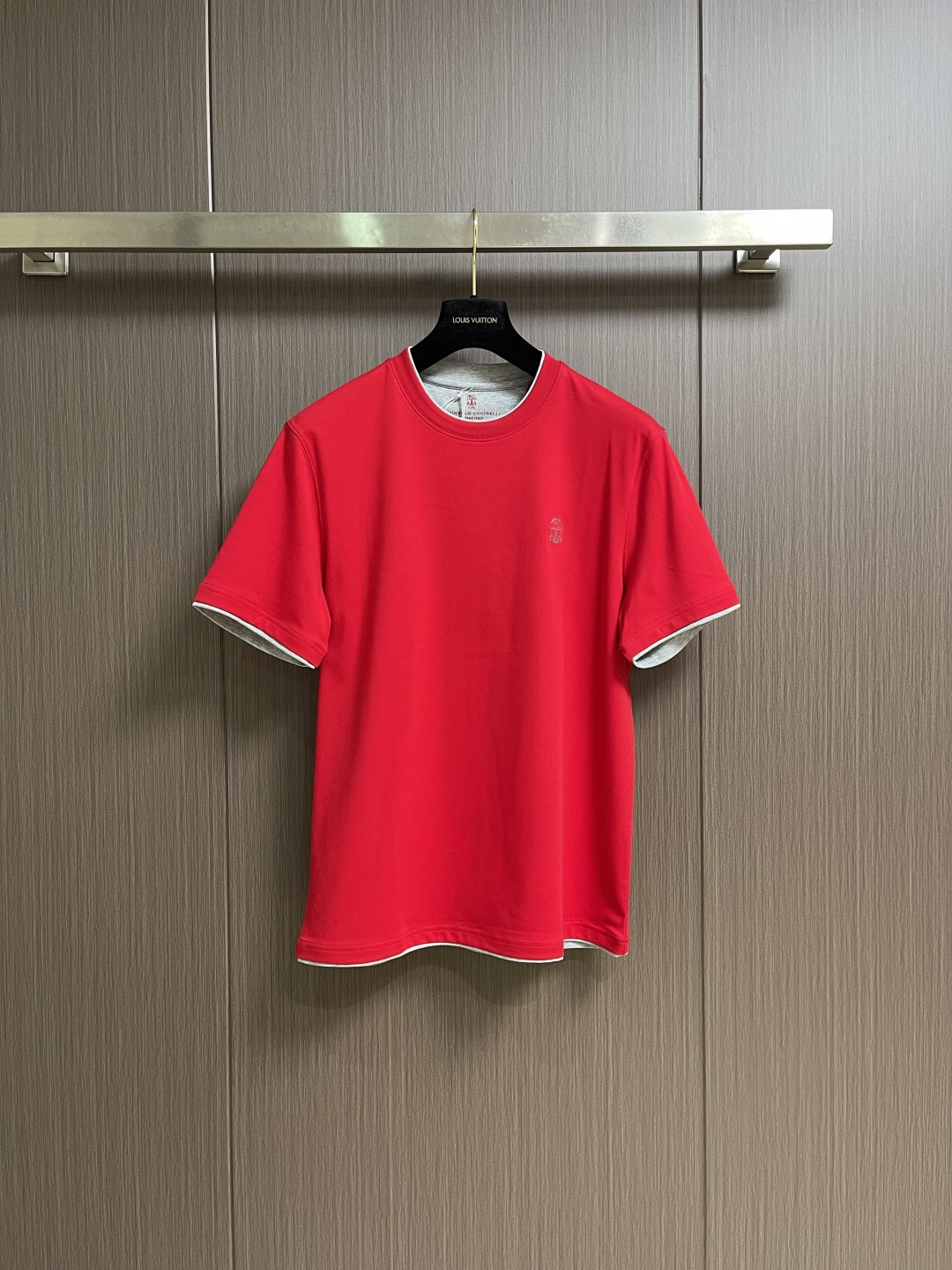 NO:745980,Brunello Cucinelli BC fake two-piece round neck short-sleeved T-shirt with embroidery on the chest, 2026SS early spring new short-sleeved shirt. Men's daily outing with closed eyes and high-end custom fabric short-sleeved shirt. The charm lies in creating a simple and luxurious fashion. You can match it casually to feel the unique British style.  The loose fit shows a casual style. Sizes 48-56. Size 48 bust 106. Shoulder width 49.3. Back center length 66. Size 50 bust 110. Shoulder width 50.5. Back length 68. Size 52 bust 114. Shoulder width 51.7. Back center length 70. Size 54 bust 118. Shoulder width 52.9. Back center length 72. Size 56 bust 122.  Shoulder width 54.1, back center length 74,, brunello cucinelli, T-shirt, tees, t-shirt,19860909Brunello Cucinelli BC 胸前刺绣假两件圆领短袖T恤,2026SS早春新款短袖 男士日常出门闭眼搭高级定制面料短袖 魅力在于创造了简约奢华感的时尚,随意搭配感受英式风格独特气质．宽松的版型展现出休闲随意的风格.尺码48-56 48码胸围106 肩宽49.3 后中长66 50码胸围110 肩宽50.5 后中长68 52码胸围114 肩宽51.7 后中长70 54码胸围118 肩宽52.9 后中长72 56码胸围122 肩宽54.1 后中长74,,brunello cucinelli,T-shirt,tees，t-shirt,,Men's clothing