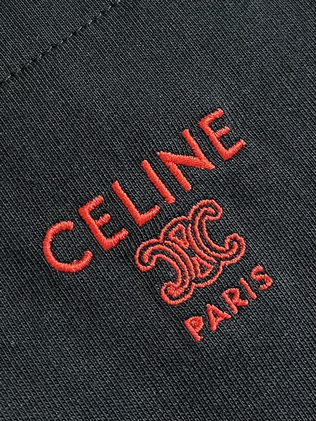 Celine 刺绣口袋短袖T恤，定制纯棉平纹丝光布 柔软细腻 舒适贴肤 以一抹澄澈的克莱因蓝惊艳亮相 白