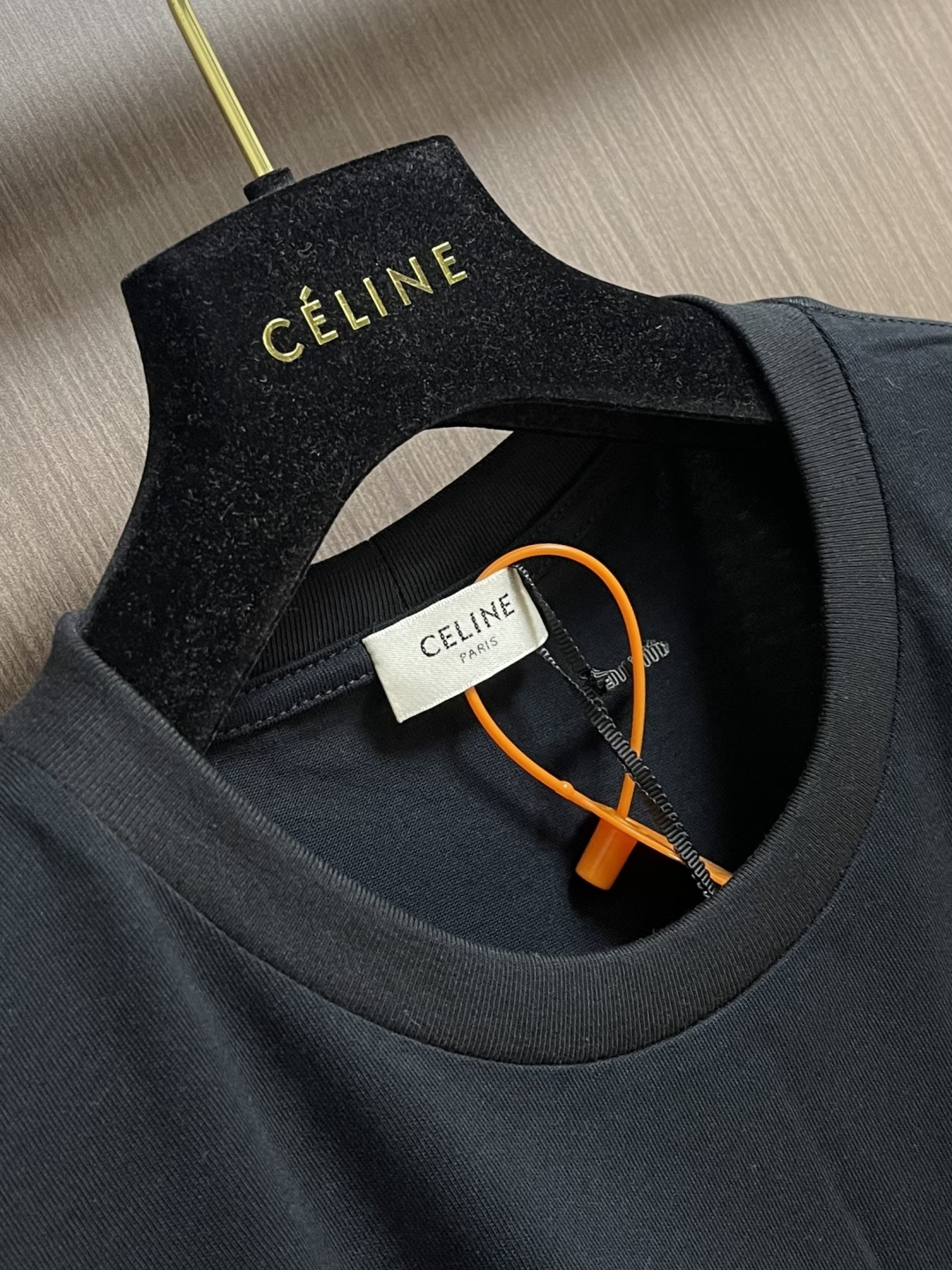 Celine 刺绣口袋短袖T恤，定制纯棉平纹丝光布 柔软细腻 舒适贴肤 以一抹澄澈的克莱因蓝惊艳亮相 白