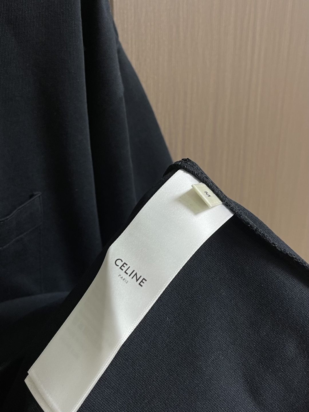 Celine 刺绣口袋短袖T恤，定制纯棉平纹丝光布 柔软细腻 舒适贴肤 以一抹澄澈的克莱因蓝惊艳亮相 白