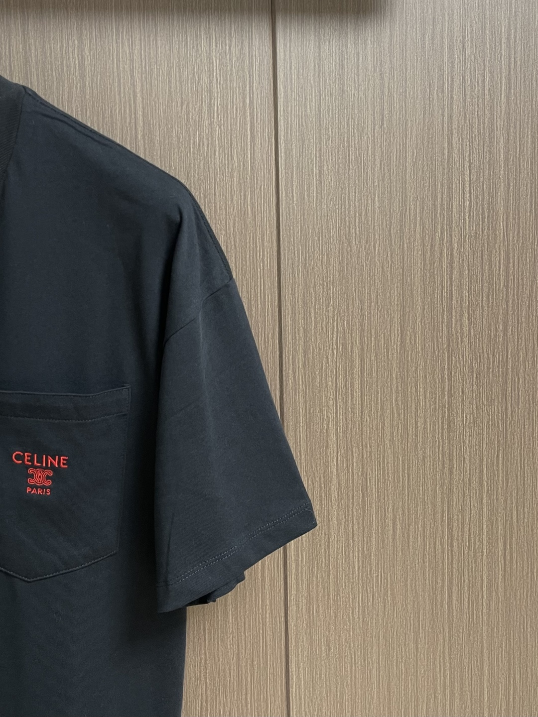 Celine 刺绣口袋短袖T恤，定制纯棉平纹丝光布 柔软细腻 舒适贴肤 以一抹澄澈的克莱因蓝惊艳亮相 白